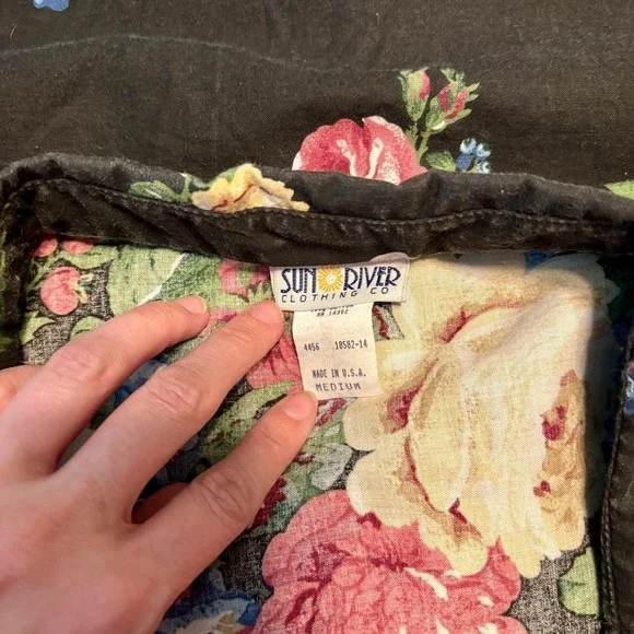 Sun River Button Up Blouse Women's Medium Black Whimsigoth Red Yellow Blue Roses - Picture 10 of 11